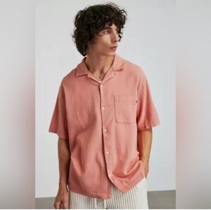 Men's UO Pink Short-Sleeve Camp Collar Shirt Crinkled Texture Vacay Summer Med.